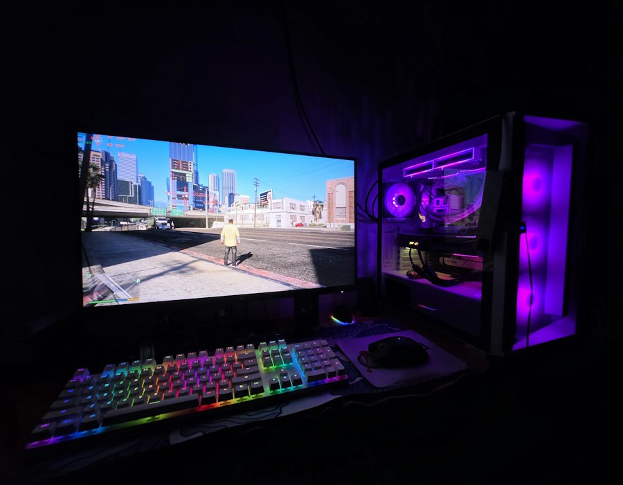 Computadora gamer con iluminación púrpura