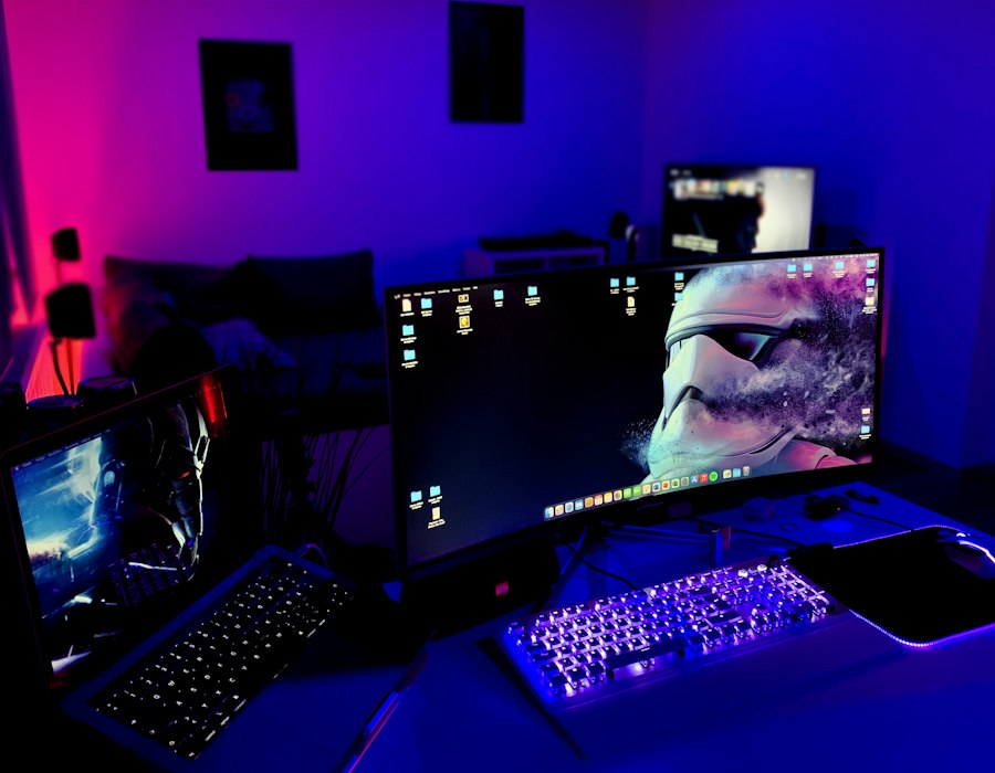 Fotografía real de dos monitores y escritorio con luces gamer